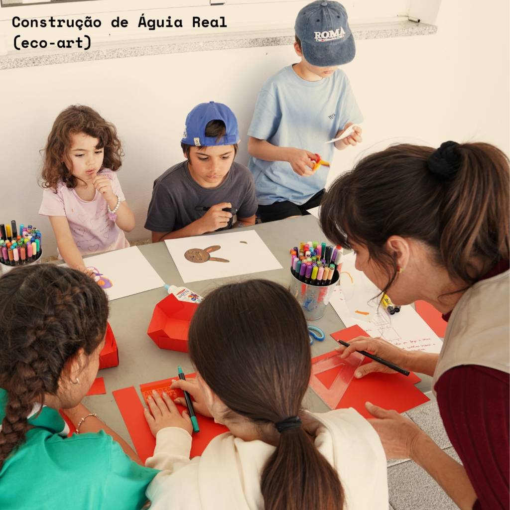 Construção de uma águia real (eco-art)